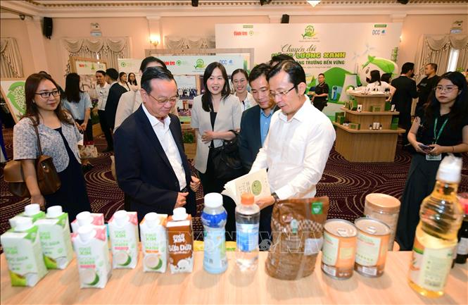 Phó Chủ tịch Ủy ban nhân dân TP. Hồ Chí Minh Bùi Minh Thạnh cùng các đại biểu tham quan Dự án “Việt Nam Xanh 2026”. Ảnh: Thanh Vũ-TTXVN
