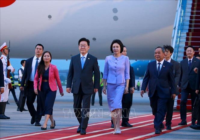 President of the Republic of Korea (RoK) Lee Jae Myung and his spouse arrive in Hanoi, beginning a four-day state visit to Vietnam. VNA Photo: Tuấn Anh