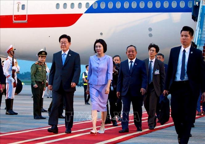 President of the Republic of Korea (RoK) Lee Jae Myung and his spouse arrive in Hanoi, beginning a four-day state visit to Vietnam. VNA Photo: Tuấn Anh