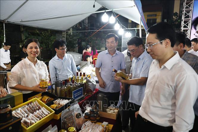 Các đại biểu tham quan gian hàng trưng bày, giới thiệu sản phẩm. Ảnh: Thanh Tuấn - TTXVN 