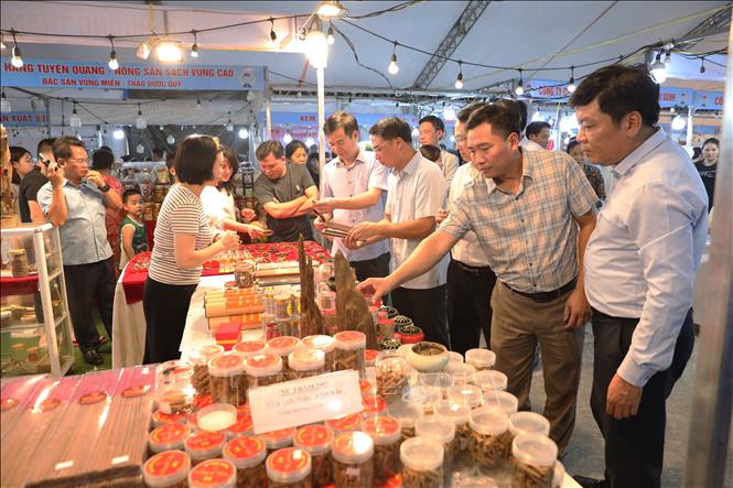 Các đại biểu tham quan gian hàng trưng bày, giới thiệu sản phẩm. Ảnh: Thanh Tuấn - TTXVN 