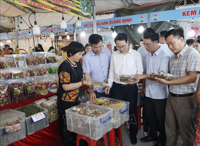 Các đại biểu tham quan gian hàng trưng bày, giới thiệu sản phẩm. Ảnh: Thanh Tuấn - TTXVN 