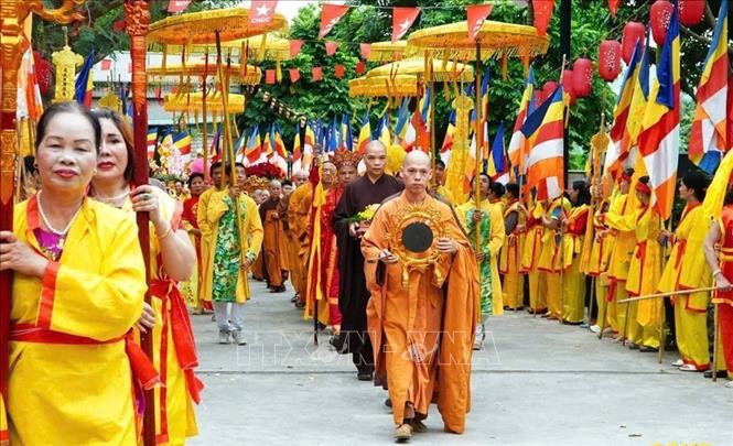 Nghi lễ rước nước, một nét đặc sắc tại lễ hội di sản thế giới chùa Nhẫm Dương. Ảnh: TTXVN phát