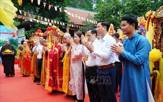 Ban tổ chức thực hiện nghi lễ rước nước tại lễ hội di sản thế giới chùa Nhẫm Dương. Ảnh: TTXVN phát