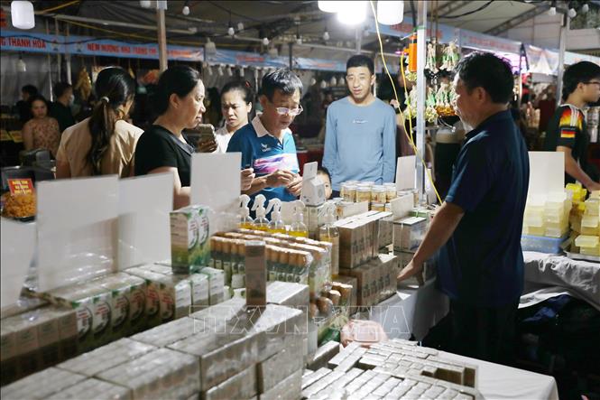 Khách tham quan, mua sắm tại Phiên chợ. Ảnh: Thanh Tuấn - TTXVN 