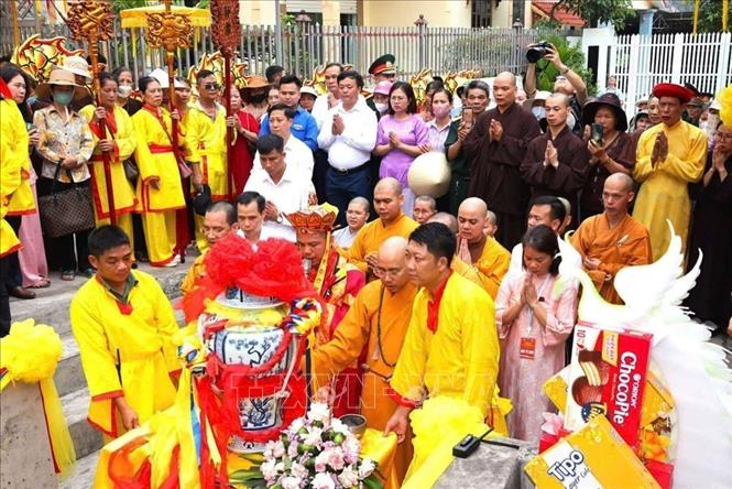 Nghi lễ rước nước, một nét đặc sắc tại lễ hội di sản thế giới chùa Nhẫm Dương. Ảnh: TTXVN phát