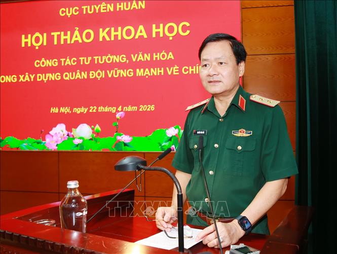 Trung tướng Nguyễn Văn Đức, Cục trưởng Cục Tuyên huấn, Tổng cục Chính trị QĐND Việt Nam khia mạc hội thảo. Ảnh: Trọng Đức - TTXVN