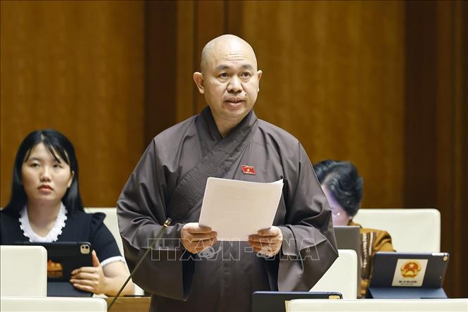 Thượng tọa Thích Đức Thiện, đại biểu Quốc hội tỉnh Điện Biên phát biểu. Ảnh: Doãn Tấn - TTXVN