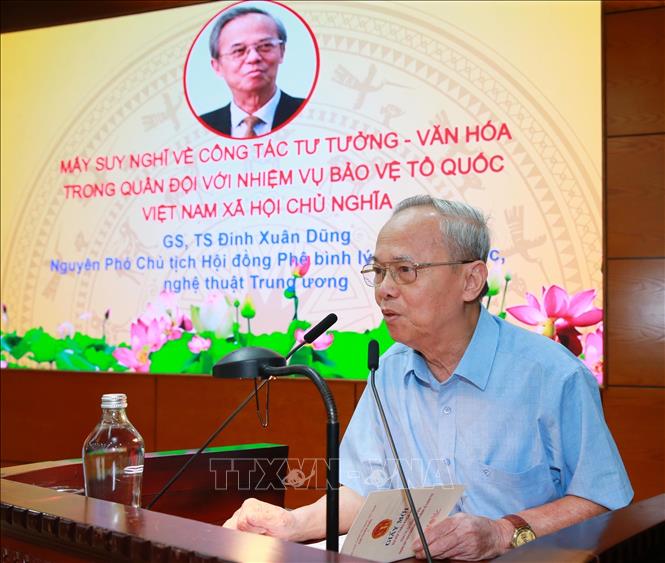 GS.TS Đinh Xuân Dũng trình bày tham luận: Công tác tư tưởng - văn hóa trong Quân đội với nhiệm vụ bảo vệ Tổ quốc Việt Nam XHCN. Ảnh: Trọng Đức - TTXVN