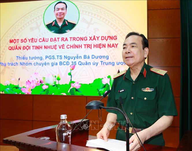 Thiếu tướng, PGS.TS Nguyễn Bá Dương tham luận: Một số yêu cầu đặt ra trong xây dựng Quân đội tinh nhuệ về chính trị hiện nay. Ảnh: Trọng Đức - TTXVN