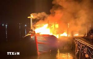 Thành phố Huế: Tàu cá hư hỏng hoàn toàn sau vụ cháy trong đêm
