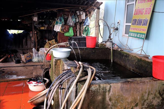 Hộ gia đình bà Đinh Thị Bình, xóm Tiều Khu xây bể chứa nước để hỗ trợ cho các hộ dân nhiều năm nay. Ảnh: Thanh Hải - TTXVN  