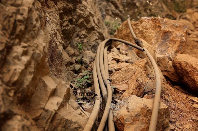 Nhiều ống nước kéo từ mó nước về không thể khắc phục vì đứt gãy quá nhiều. Ảnh: Thanh Hải - TTXVN  