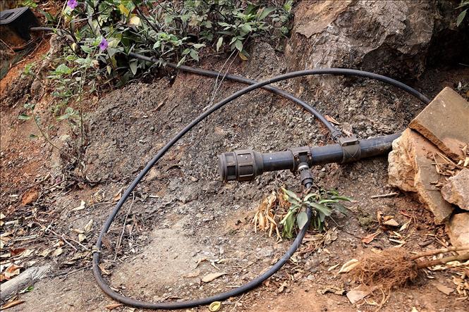 Hệ thống dẫn nước của Dự án cấp nước sạch bị bỏ hoang nhiều năm nay. Ảnh: Thanh Hải - TTXVN  