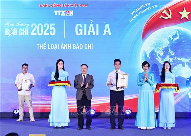 Tổng Giám đốc TTXVN Vũ Việt Trang và Phó Chủ tịch Thường trực Hội Nhà báo Việt Nam Nguyễn Đức Lợi trao giải A cho đại diện nhóm tác giả của Ban biên tập Ảnh với tác phẩm 