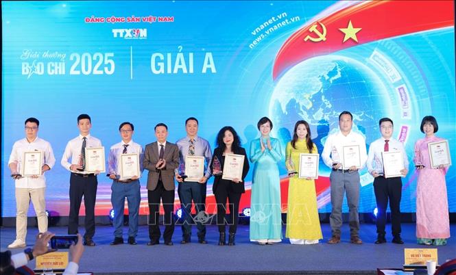 Đồng chí Vũ Việt Trang, Ủy viên Ban Thường vụ các cơ quan Đảng Trung ương, Bí thư Đảng ủy, Tổng Giám đốc Thông tấn xã Việt Nam, Phó trưởng Ban Tuyên giáo và Dân vận Trung ương, Chủ tịch Liên Chi hội Nhà báo TTXVN và Phó Chủ tịch Thường trực Hội Nhà báo Việt Nam Nguyễn Đức Lợi trao giải cho các tác giả, nhóm tác giả đoạt giải A. Ảnh: Phạm Tuấn Anh - TTXVN