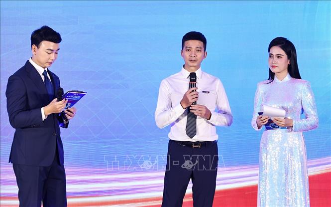 Nhà báo Bùi Lâm Khánh, đại diện nhóm tác giả Ban biên tập Ảnh đạt giải A với tác phẩm 
