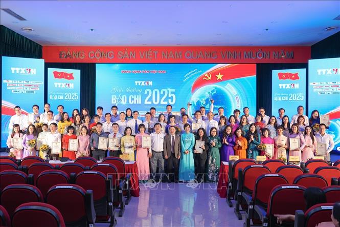 Các đại biểu và tác giả đạt giải chụp ảnh lưu niệm tại Lễ trao Giải thưởng Báo chí Thông tấn xã Việt Nam năm 2025. Ảnh: Phạm Tuấn Anh - TTXVN