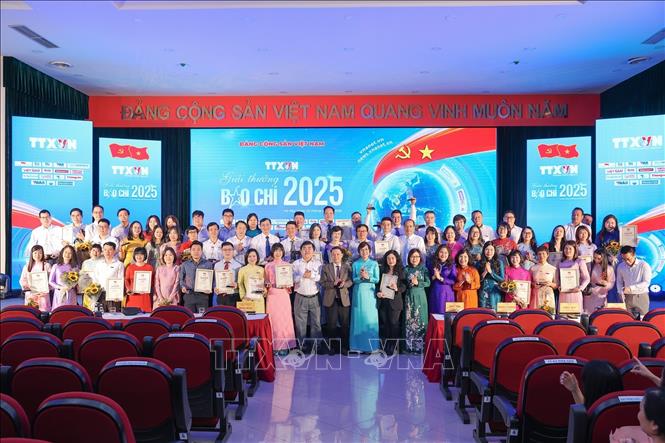 Các đại biểu và tác giả chụp ảnh lưu niệm tại Lễ trao Giải thưởng Báo chí Thông tấn xã Việt Nam năm 2025. Ảnh: Phạm Tuấn Anh - TTXVN