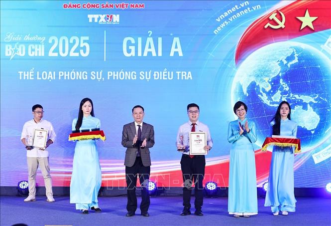 Tổng Giám đốc TTXVN Vũ Việt Trang và Phó Chủ tịch Thường trực Hội Nhà báo Việt Nam Nguyễn Đức Lợi trao giải A cho tác phẩm 