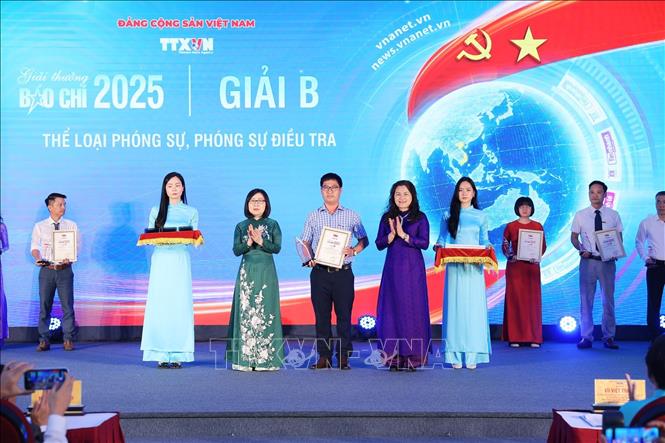 Các Phó Tổng giám đốc TTXVN Đoàn Thị Tuyết Nhung và Nguyễn Thị Sự trao giải cho các tác giả, đại diện nhóm tác giả đoạt giải B. Ảnh: Phạm Tuấn Anh - TTXVN