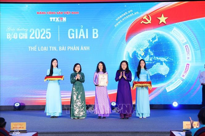 Các Phó Tổng giám đốc TTXVN Đoàn Thị Tuyết Nhung và Nguyễn Thị Sự trao giải cho các tác giả, đại diện nhóm tác giả đoạt giải B. Ảnh: Phạm Tuấn Anh - TTXVN
