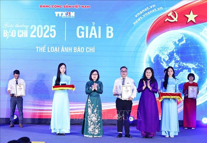 Các Phó Tổng giám đốc TTXVN Đoàn Thị Tuyết Nhung và Nguyễn Thị Sự trao giải B cho tác phẩm 