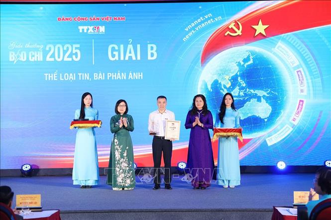 Các Phó Tổng giám đốc TTXVN Đoàn Thị Tuyết Nhung và Nguyễn Thị Sự trao giải cho các tác giả, đại diện nhóm tác giả đoạt giải B. Ảnh: Phạm Tuấn Anh - TTXVN
