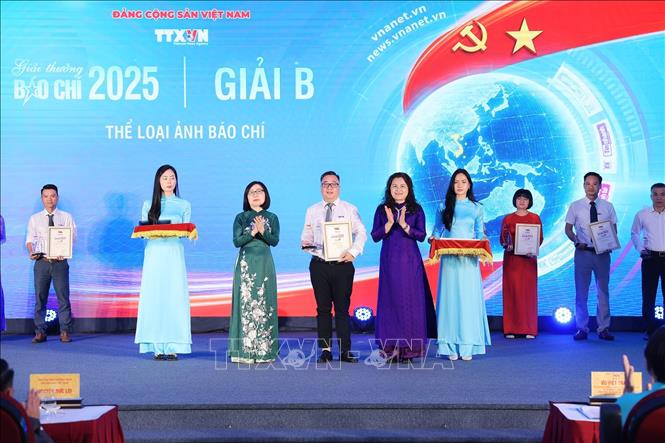 Các Phó Tổng giám đốc TTXVN Đoàn Thị Tuyết Nhung và Nguyễn Thị Sự trao giải B cho tác phẩm 