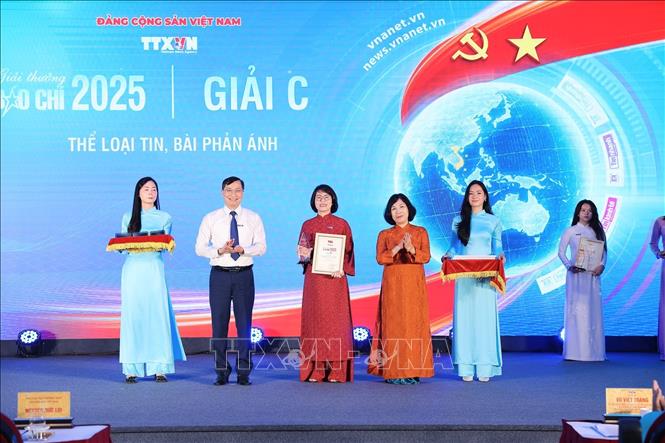 Nhà báo Trần Tiến Duẩn, Tổng Biên tập Báo điện tử VietnamPlus và nhà báo Nguyễn Hồng Hạnh, Phó Chủ tịch thường trực Liên chi hội nhà báo TTXVN trao giải C cho các tác giả. Ảnh: Phạm Tuấn Anh - TTXVN

