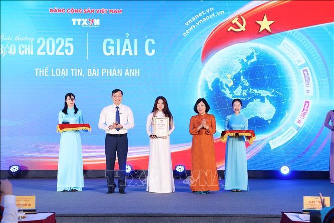 Nhà báo Trần Tiến Duẩn, Tổng Biên tập Báo điện tử VietnamPlus và nhà báo Nguyễn Hồng Hạnh, Phó Chủ tịch thường trực Liên chi hội nhà báo TTXVN trao giải C cho các tác giả. Ảnh: Phạm Tuấn Anh - TTXVN
