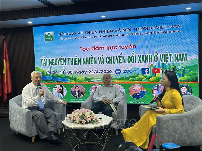 Các chuyên gia thảo luận thực tiễn của quá trình chuyển đổi xanh ở Việt Nam tại tọa đàm. Ảnh: Diệu Thúy - TTXVN