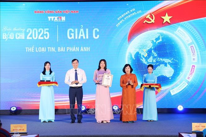 Nhà báo Trần Tiến Duẩn, Tổng Biên tập Báo điện tử VietnamPlus và nhà báo Nguyễn Hồng Hạnh, Phó Chủ tịch thường trực Liên chi hội nhà báo TTXVN trao giải C cho các tác giả. Ảnh: Phạm Tuấn Anh - TTXVN