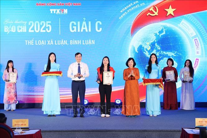 Nhà báo Trần Tiến Duẩn, Tổng Biên tập Báo điện tử VietnamPlus và nhà báo Nguyễn Hồng Hạnh, Phó Chủ tịch thường trực Liên chi hội nhà báo TTXVN trao giải C cho các tác giả. Ảnh: Phạm Tuấn Anh - TTXVN
