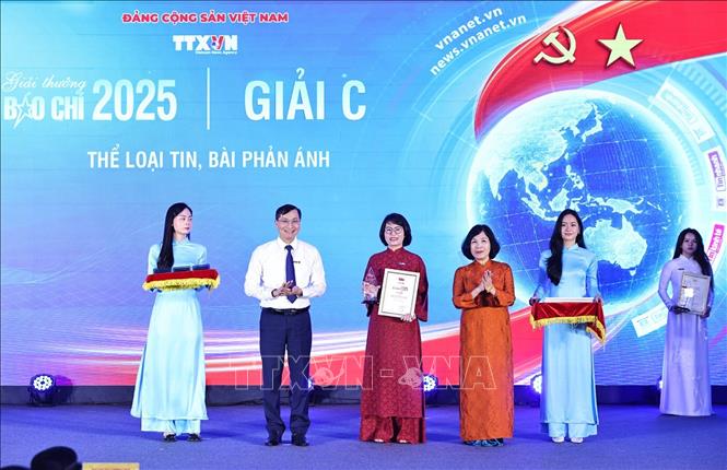 Nhà báo Nguyễn Hồng Hạnh, Phó Chủ tịch thường trực Liên chi hội nhà báo TTXVN và Tổng Biên tập Báo điện tử VietnamPlus Trần Tiến Duẩn trao giải C cho tác phẩm 