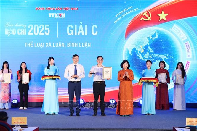 Nhà báo Trần Tiến Duẩn, Tổng Biên tập Báo điện tử VietnamPlus và nhà báo Nguyễn Hồng Hạnh, Phó Chủ tịch thường trực Liên chi hội nhà báo TTXVN trao giải C cho các tác giả. Ảnh: Phạm Tuấn Anh - TTXVN