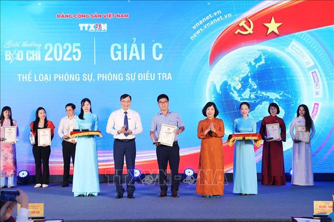 Nhà báo Trần Tiến Duẩn, Tổng Biên tập Báo điện tử VietnamPlus và nhà báo Nguyễn Hồng Hạnh, Phó Chủ tịch thường trực Liên chi hội nhà báo TTXVN trao giải C cho các tác giả. Ảnh: Phạm Tuấn Anh - TTXVN