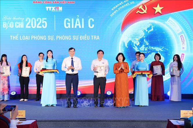 Nhà báo Trần Tiến Duẩn, Tổng Biên tập Báo điện tử VietnamPlus và nhà báo Nguyễn Hồng Hạnh, Phó Chủ tịch thường trực Liên chi hội nhà báo TTXVN trao giải C cho các tác giả. Ảnh: Phạm Tuấn Anh - TTXVN
