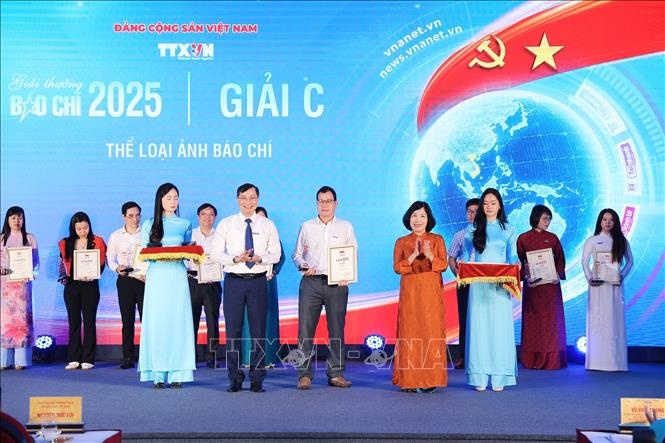 Nhà báo Trần Tiến Duẩn, Tổng Biên tập Báo điện tử VietnamPlus và nhà báo Nguyễn Hồng Hạnh, Phó Chủ tịch thường trực Liên chi hội nhà báo TTXVN trao giải C cho các tác giả. Ảnh: Phạm Tuấn Anh - TTXVN
