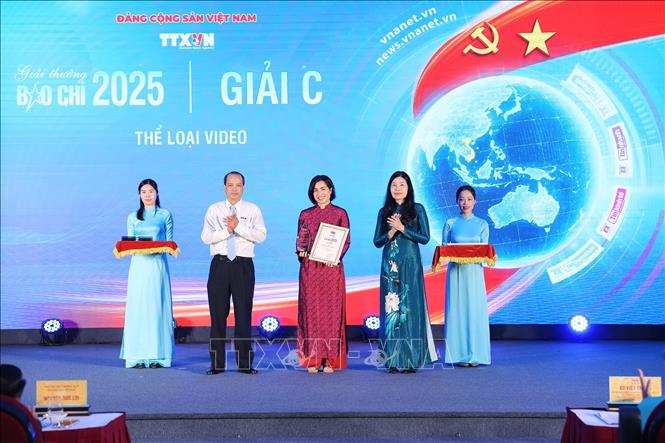 Bà Đỗ Thị Trang, Phó Bí thư chuyên trách Đảng ủy TTXVN và nhà báo Nguyễn Quang Hải, Trưởng Ban biên tập Ảnh, Ủy viên Thường vụ Liên chi hội nhà báo TTXVN trao giải cho tác giả đoạt giải C. Ảnh: Phạm Tuấn Anh - TTXVN