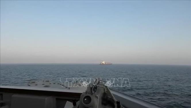 Tàu chở hàng TOUSKA mang cờ Iran bị tàu Hải quân Mỹ chặn lại tại Vịnh Oman. Ảnh: REUTERS/TTXVN