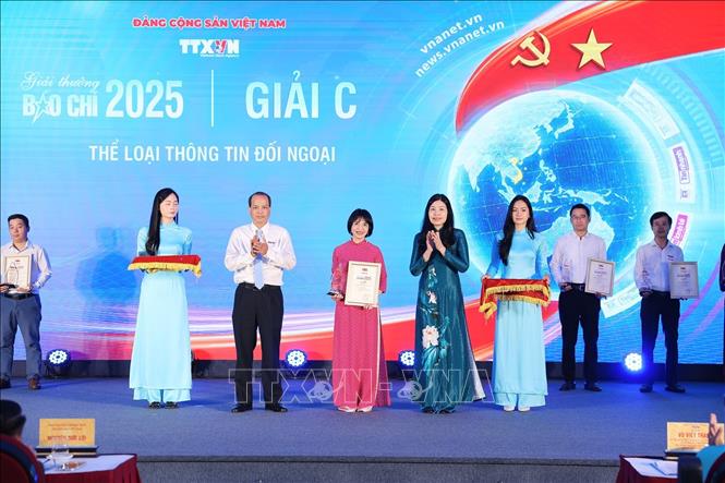 Bà Đỗ Thị Trang, Phó Bí thư chuyên trách Đảng ủy TTXVN và nhà báo Nguyễn Quang Hải, Trưởng Ban biên tập Ảnh, Ủy viên Thường vụ Liên chi hội nhà báo TTXVN trao giải cho tác giả đoạt giải C. Ảnh: Phạm Tuấn Anh - TTXVN