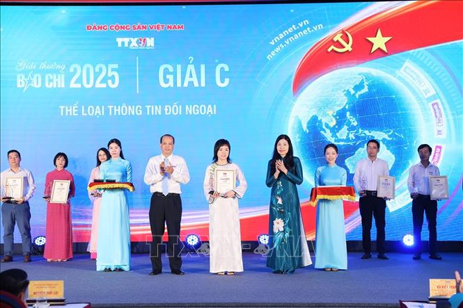 Bà Đỗ Thị Trang, Phó Bí thư chuyên trách Đảng ủy TTXVN và nhà báo Nguyễn Quang Hải, Trưởng Ban biên tập Ảnh, Ủy viên Thường vụ Liên chi hội nhà báo TTXVN trao giải cho tác giả đoạt giải C. Ảnh: Phạm Tuấn Anh - TTXVN