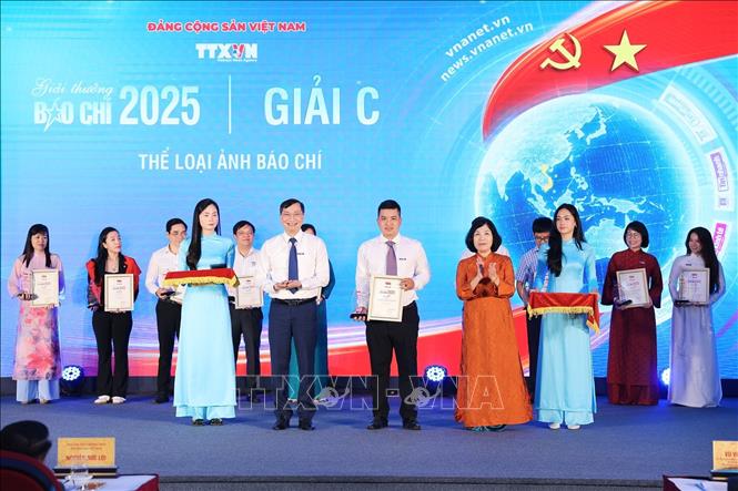 Nhà báo Trần Tiến Duẩn, Tổng Biên tập Báo điện tử VietnamPlus và nhà báo Nguyễn Hồng Hạnh, Phó Chủ tịch thường trực Liên chi hội nhà báo TTXVN trao giải C cho các tác giả. Ảnh: Phạm Tuấn Anh - TTXVN
