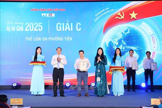 Bà Đỗ Thị Trang, Phó Bí thư chuyên trách Đảng ủy TTXVN và nhà báo Nguyễn Quang Hải, Trưởng Ban biên tập Ảnh, Ủy viên Thường vụ Liên chi hội nhà báo TTXVN trao giải cho tác giả đoạt giải C. Ảnh: Phạm Tuấn Anh - TTXVN