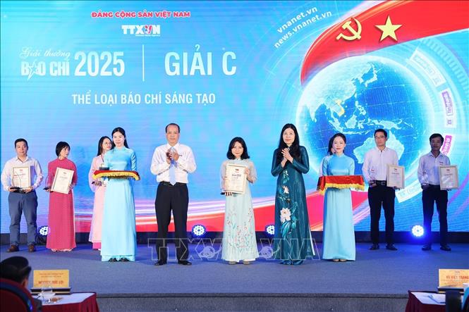 Bà Đỗ Thị Trang, Phó Bí thư chuyên trách Đảng ủy TTXVN và nhà báo Nguyễn Quang Hải, Trưởng Ban biên tập Ảnh, Ủy viên Thường vụ Liên chi hội nhà báo TTXVN trao giải cho tác giả đoạt giải C. Ảnh: Phạm Tuấn Anh - TTXVN
