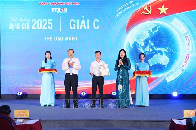 Bà Đỗ Thị Trang, Phó Bí thư chuyên trách Đảng ủy TTXVN và nhà báo Nguyễn Quang Hải, Trưởng Ban biên tập Ảnh, Ủy viên Thường vụ Liên chi hội nhà báo TTXVN trao giải cho tác giả đoạt giải C. Ảnh: Phạm Tuấn Anh - TTXVN