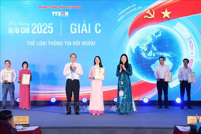 Bà Đỗ Thị Trang, Phó Bí thư chuyên trách Đảng ủy TTXVN và nhà báo Nguyễn Quang Hải, Trưởng Ban biên tập Ảnh, Ủy viên Thường vụ Liên chi hội nhà báo TTXVN trao giải cho tác giả đoạt giải C. Ảnh: Phạm Tuấn Anh - TTXVN