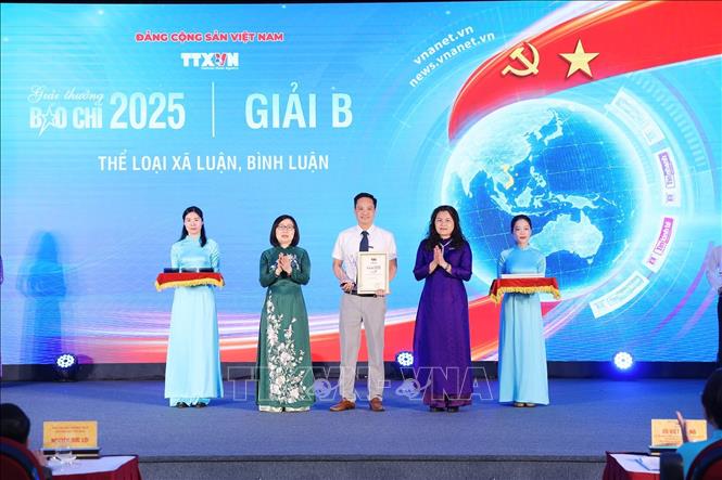 Các Phó Tổng giám đốc TTXVN Đoàn Thị Tuyết Nhung và Nguyễn Thị Sự trao giải cho các tác giả, đại diện nhóm tác giả đoạt giải B. Ảnh: Phạm Tuấn Anh - TTXVN
