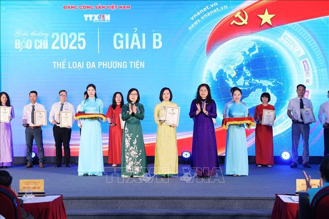 Các Phó Tổng giám đốc TTXVN Đoàn Thị Tuyết Nhung và Nguyễn Thị Sự trao giải cho các tác giả, đại diện nhóm tác giả đoạt giải B. Ảnh: Phạm Tuấn Anh - TTXVN
